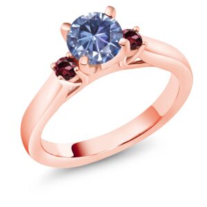 gem stone king 18k rose gold plated silver persian blue moissanite and red rhodolite garnet 3-stone engagement ring for women (0.98 cttw, round 6mm, gemstone birthstone, size 9)