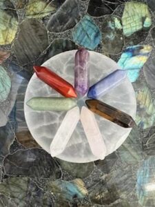 crystalsahoy 3" selenite charging plate with two chakra sets included, polished round and double pointed chakra crystals