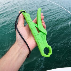 SNAIL TRAIL 7.5''/9'' Floating Fish Gripper, Fishing Grabber, Catfish Mouth Pliers, Caught Bass Holder, Digital Scale Hook Clamp, Saltwater Lip Grip Tool with Lanyard, Gifts for Men, Green