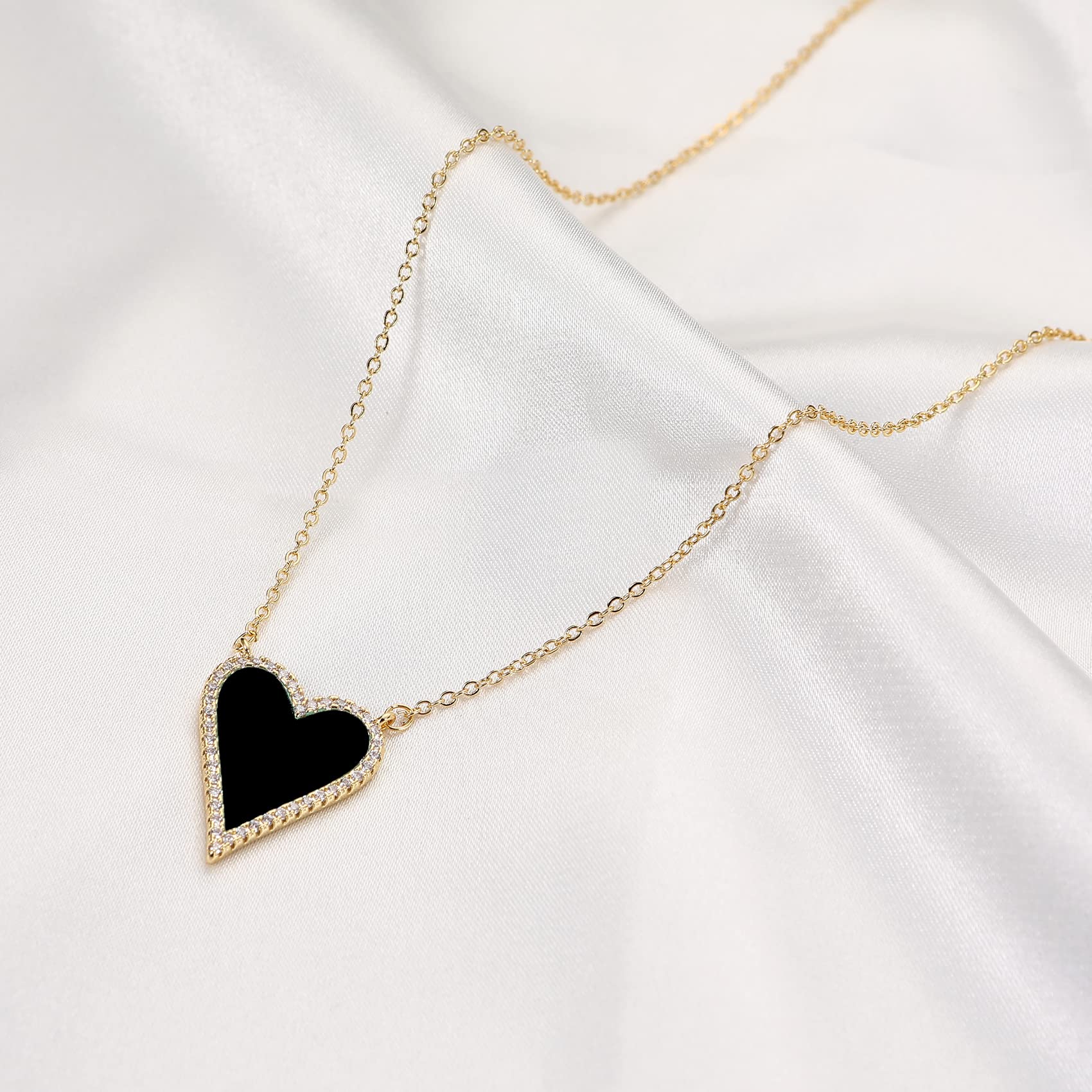 JINGDR Black Heart Necklace for Women Trendy Preppy Jewelry Gold Plated Black Love Heart Pendant, Heart Paperclip Chain Necklace Cute Heart Necklaces for Women Dainty Jewelry (Black)