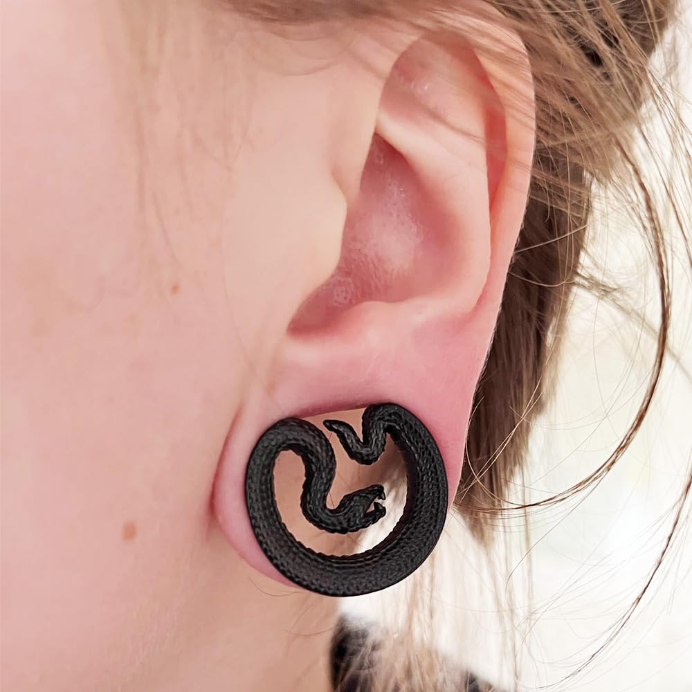 LADEMAYH 2Pcs 1/2 inch Gauges for Ears, Black 12mm Gauges for Ears, Cobra Design Snake 1/2 Plugs Tunnels Guages for Women, Surgical Steel Saddle Gauge Earrings