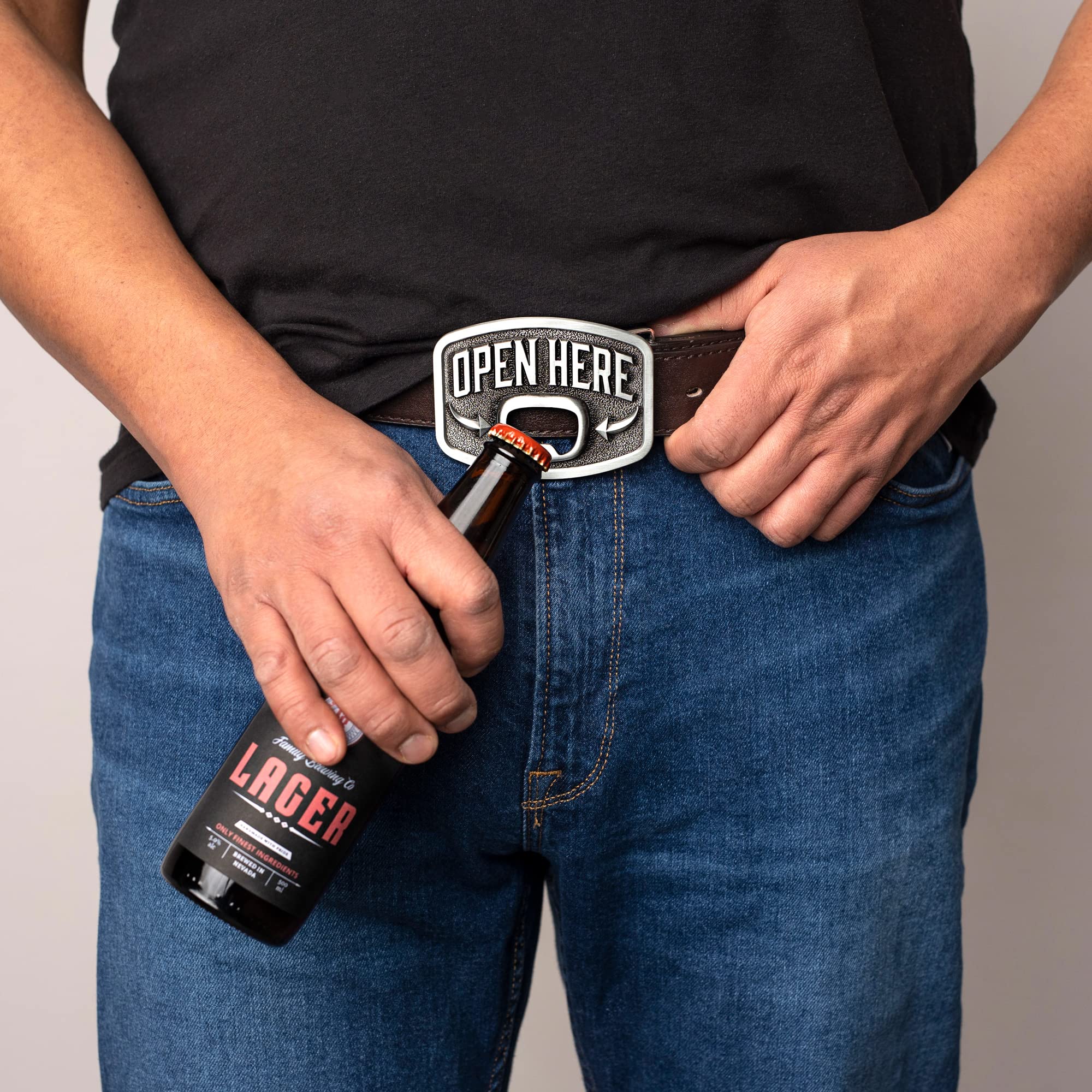 Western Beer Belt Buckle - Large, Texas Cowboy Style Bottle Opener Buckles For Men - Men’s Novelty Funny Gag Gift Belt Buckle That 𝐑𝐞𝐚𝐥𝐥𝐲 𝐎𝐩𝐞𝐧𝐬 𝐁𝐨𝐭𝐭𝐥𝐞𝐬-Silver Chrome