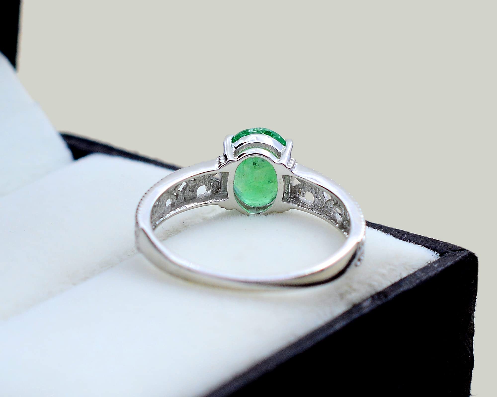 9X7 MM Natural Green Zambian Emerald Oval Cut May Birthstone 925 Sterling Silver Solitaire Unisex Proposal Ring Love and Friendship Gift For Girlfriend (Rhodium Plated Silver, 7)