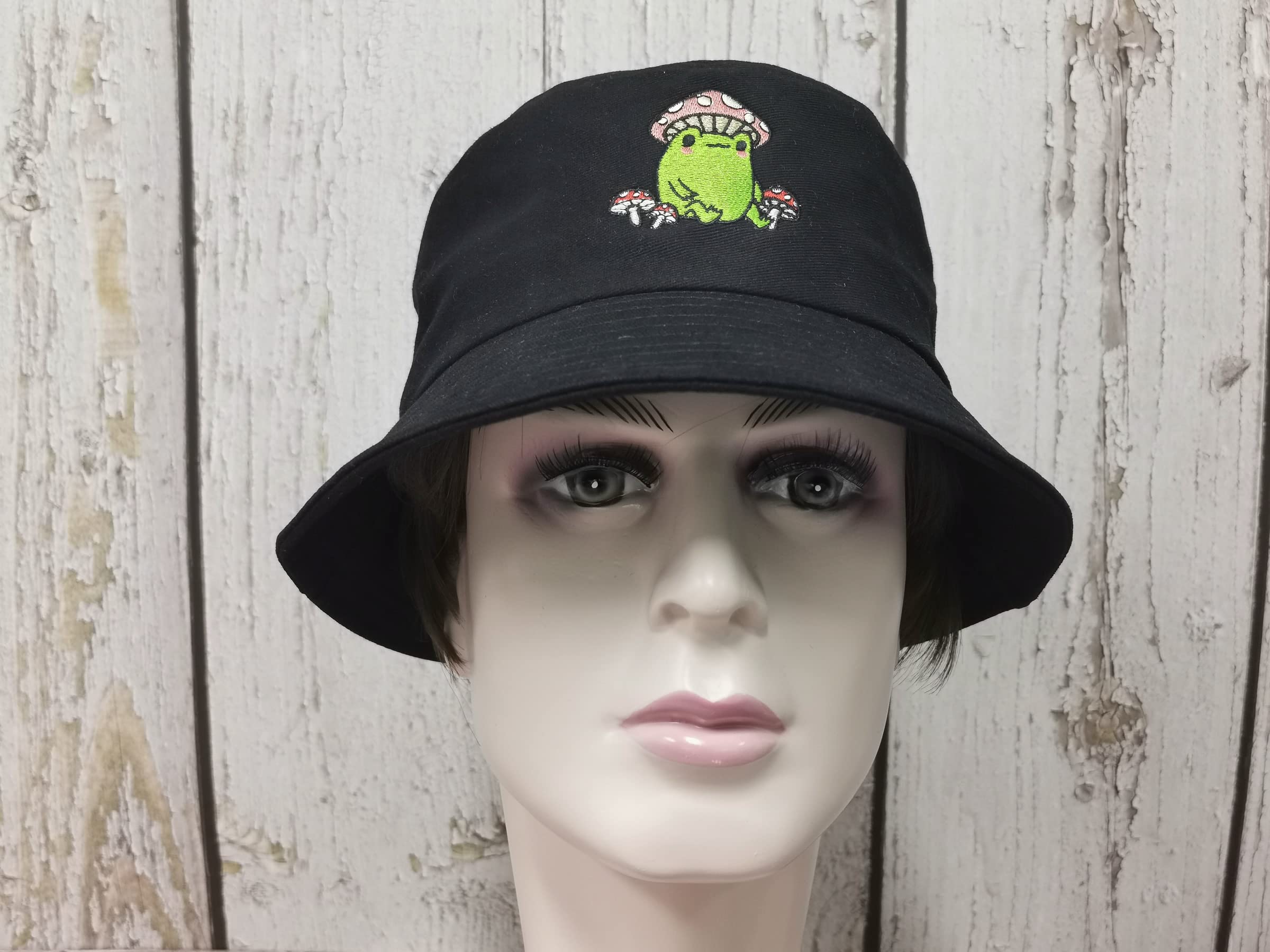 Enodtter Frog with Mushroom Embroidered Bucket Hat for Men Women Girl, Black Summer Travel Fisherman Beach Sun Hat Embroidery Outdoor Cap Unisex