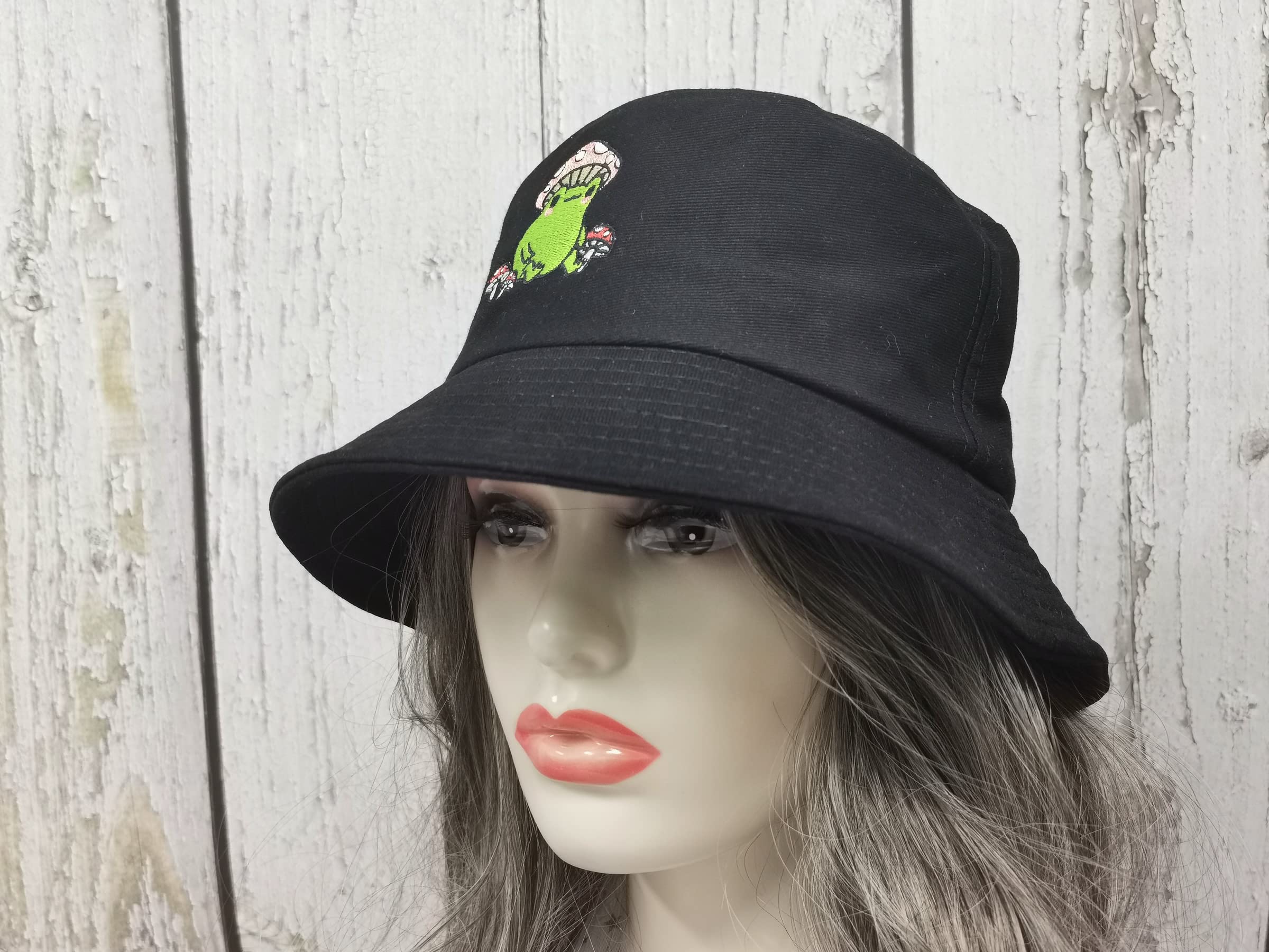 Enodtter Frog with Mushroom Embroidered Bucket Hat for Men Women Girl, Black Summer Travel Fisherman Beach Sun Hat Embroidery Outdoor Cap Unisex