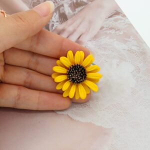 Yellow Daisy Brooch Pin, White Sun Flower Brooch.Enamel Charm Daisy Coat Collar Brooch for Women (Yellow)