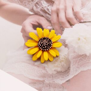 Yellow Daisy Brooch Pin, White Sun Flower Brooch.Enamel Charm Daisy Coat Collar Brooch for Women (Yellow)