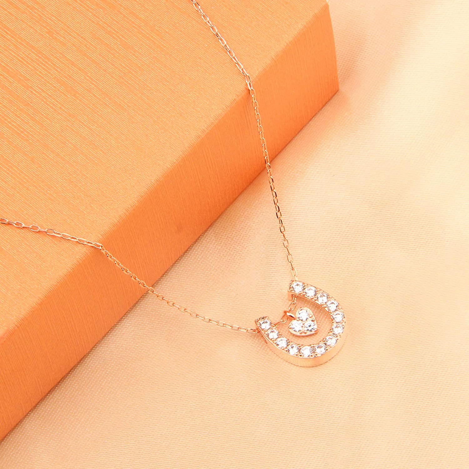 LQRI Horseshoe Necklace Gifts Rose Gold Lucky Horseshoe with Love Heart Pendant Necklace Horse Jewelry Horseshoe Gifts for Women Horse Lovers (rose gold)