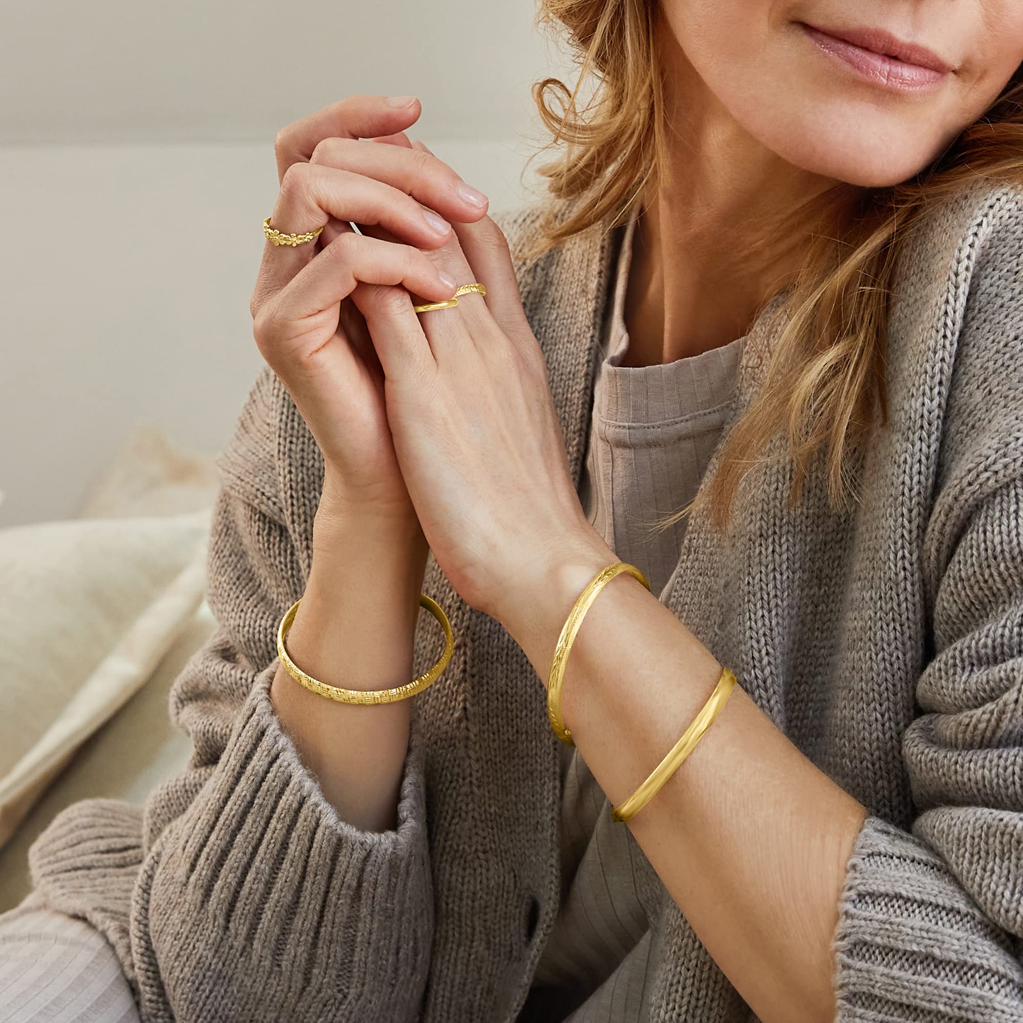 Canaria 10kt Yellow Gold Leaf-Pattern Bangle Bracelet. 7 inches