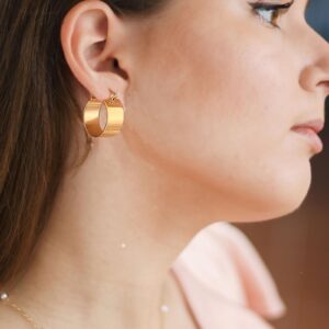 LOKLIFFAI Gold Chunky Hoop Earrings for Women,Lightweight Hoop Earrings