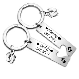 Pregnancy Announcement Gifts Daddy and Mommy Est 2025 Keychain Set New Parents Gift First Time Gifts Dad Mommy to Be Gift (Silver)