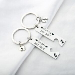 Pregnancy Announcement Gifts Daddy and Mommy Est 2025 Keychain Set New Parents Gift First Time Gifts Dad Mommy to Be Gift (Silver)