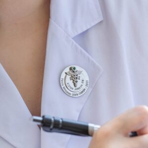 Custom Medical Caduceus Nursing Pin Stainless Steel Personalized Birthstone Role Engraving NP LPN LVN BSN RN Pins For Hospital Ceremony Graduation School