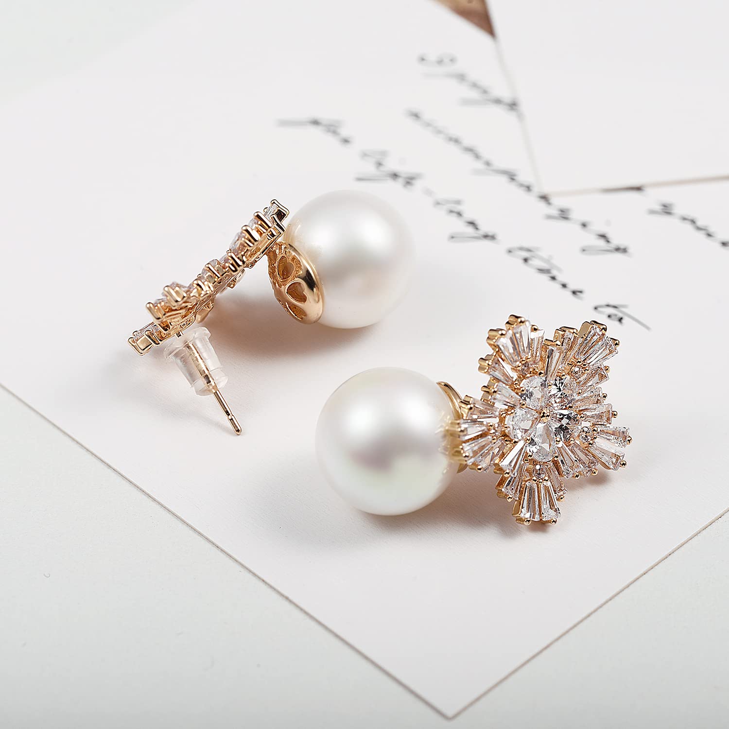 Fashion Chic Simulated Pearl Studs Snowflake Earrings For Women (Gold)