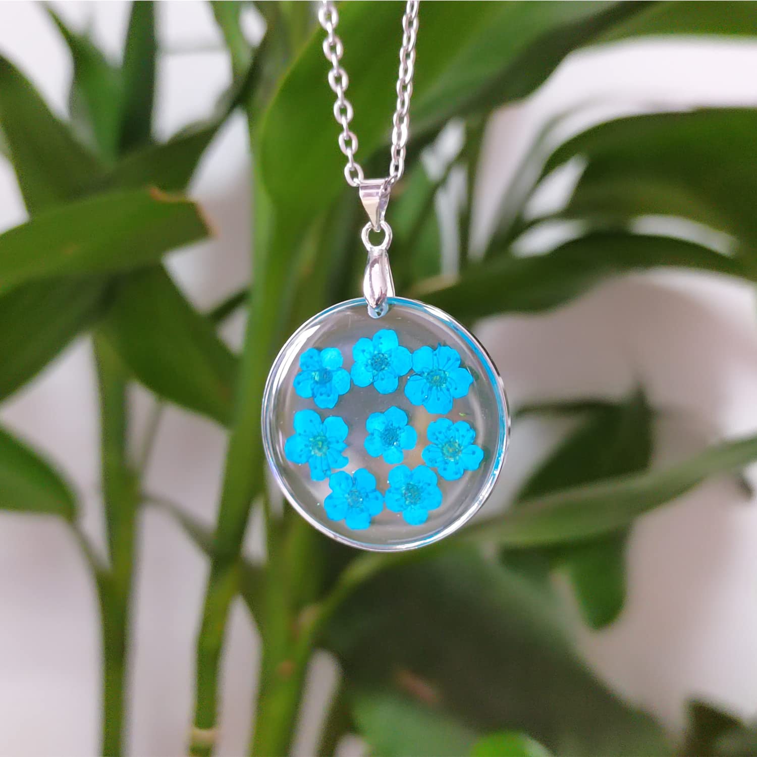 PTGMH Pressed Flower Necklace with Real Dried Flower Sample Resin Jewelry Flower Jewelry Round Resin Pendant Flower Necklace for Women (blue)