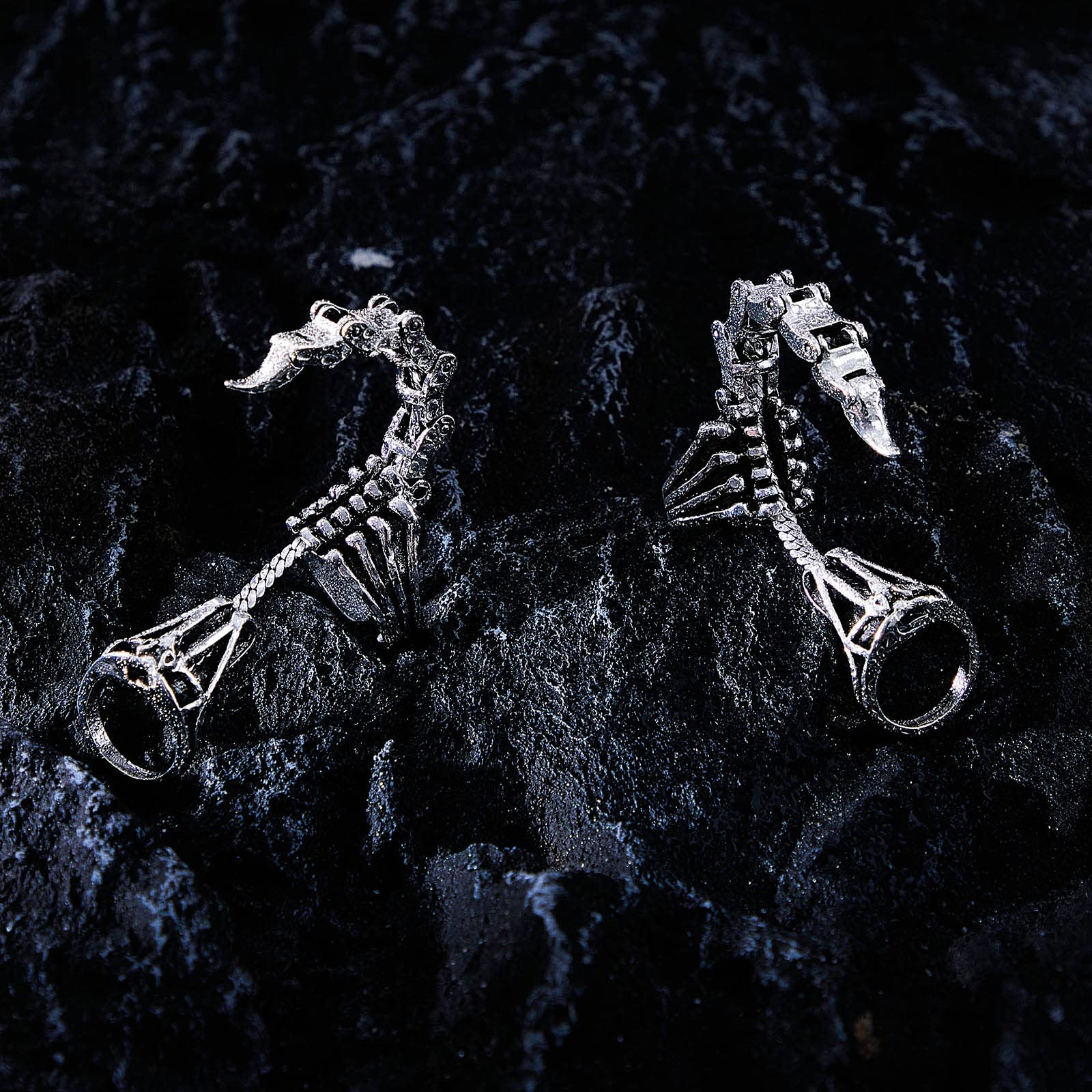 Taiyin 2 Pcs Scorpion Ring Halloween Cosplay Ring Silver Scorpion Ring Gothic Knuckle Joint Finger Ring Adjustable Scorpion Ring for Halloween Cosplay Costume Accessories