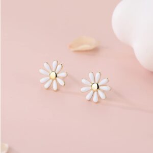 Reffeer Solid 925 Sterling Silver Daisy Flower Stud Earrings Spring for Women Teen Girls Daisy Stud Earrings Flower (B-18K Gold)