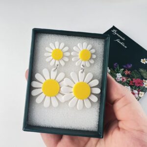 Fiklon Daisy Earrings for Women Dangle Dangling, White Flower Drop Earring 60s 70s Jewelry (Daisy-White)