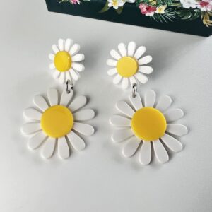 Fiklon Daisy Earrings for Women Dangle Dangling, White Flower Drop Earring 60s 70s Jewelry (Daisy-White)