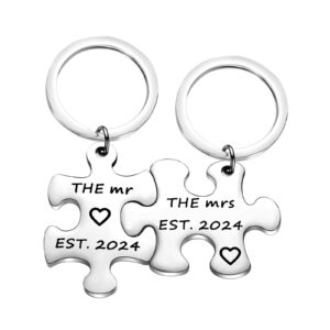 FUSTMW Couple Wedding Gifts Mr Mrs Est 2024 Keychain Set Newlyweds Gifts Wife Husband Engagement Gifts (Silver)