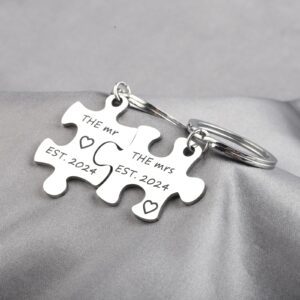 FUSTMW Couple Wedding Gifts Mr Mrs Est 2024 Keychain Set Newlyweds Gifts Wife Husband Engagement Gifts (Silver)