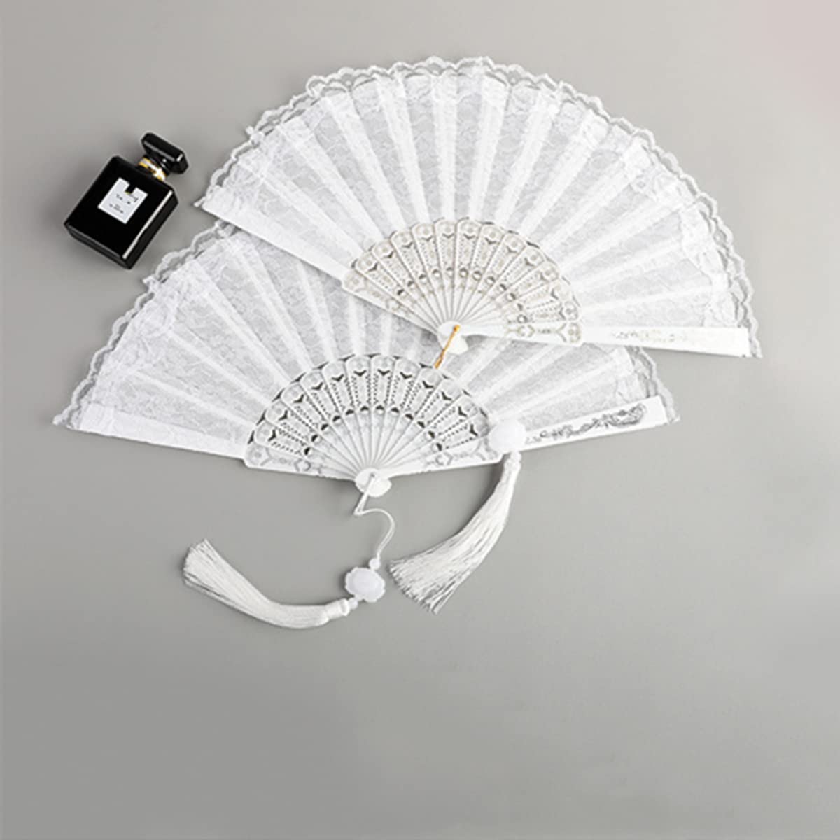 sehtorry White Lace Hand Folding Fan Bridal Dancing Props Floral Handheld Fan for Women Wedding Décor or Party Dess-up Favors