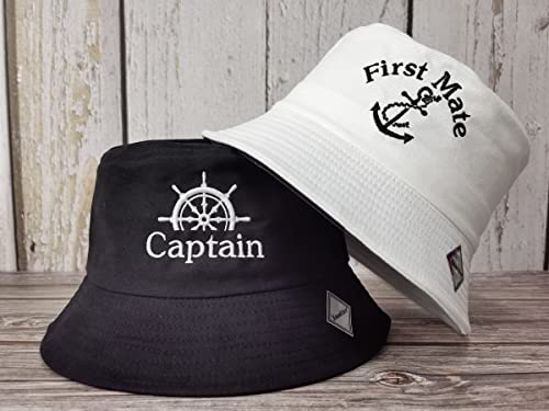 Enodtter Captain First Mate Bucket Hats for Couples, Embroidered Mr Mrs Bride Groom Hats, Embroidery Travel Hats, Newlywed Honeymoon Wedding Gift