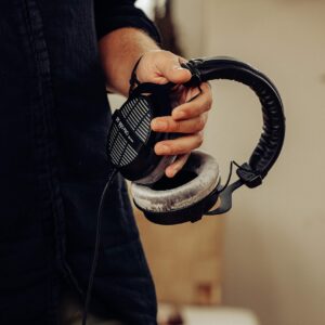 beyerdynamic DT 990 Pro 250 ohm Over-Ear Studio Headphones for Mixing, Mastering, and Editing (with Extra Grey earpad Bundle)