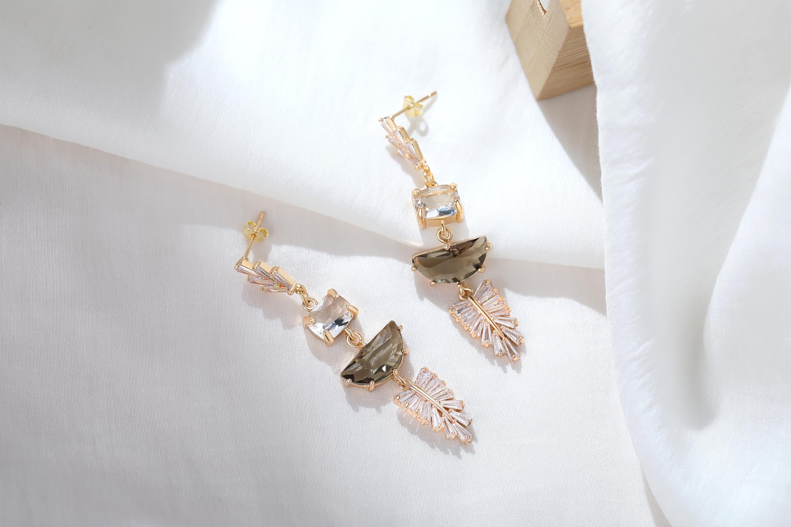 Vintage Flapper Art Deco Bridal Dangle Drop Earrings - Geometric Champagne Gold Chandelier Design, Perfect for 1920s Inspired Wedding，Bridal，Bridesmaid, and Prom