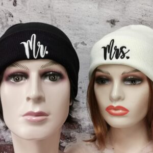 Hepandy Mr and Mrs Beanies Matching Skullies Hats Couples Set, Embroidered Black White Winter Warm Knit Knitted Hat, Honeymoon Wedding Gift