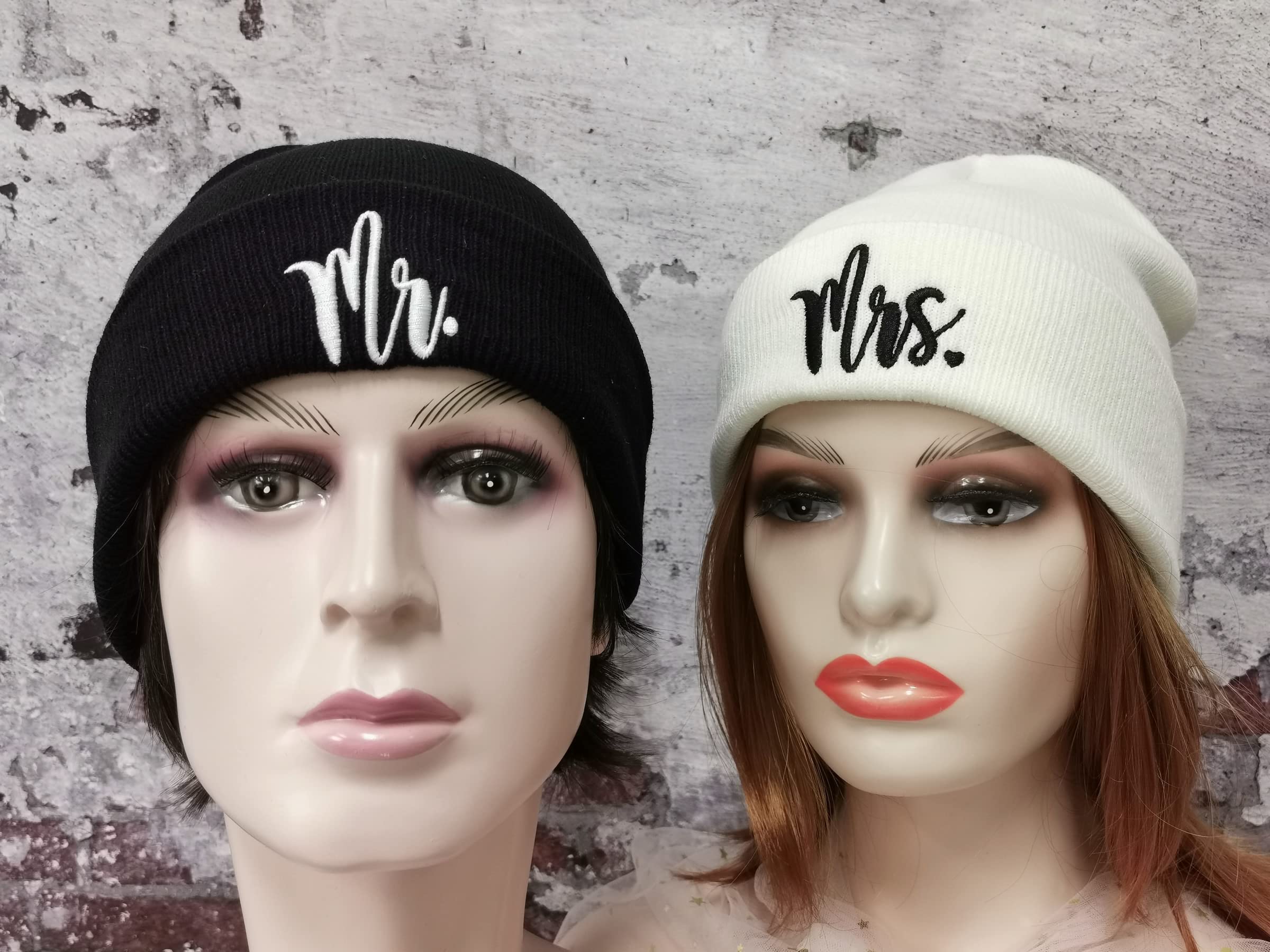 Hepandy Mr and Mrs Beanies Matching Skullies Hats Couples Set, Embroidered Black White Winter Warm Knit Knitted Hat, Honeymoon Wedding Gift