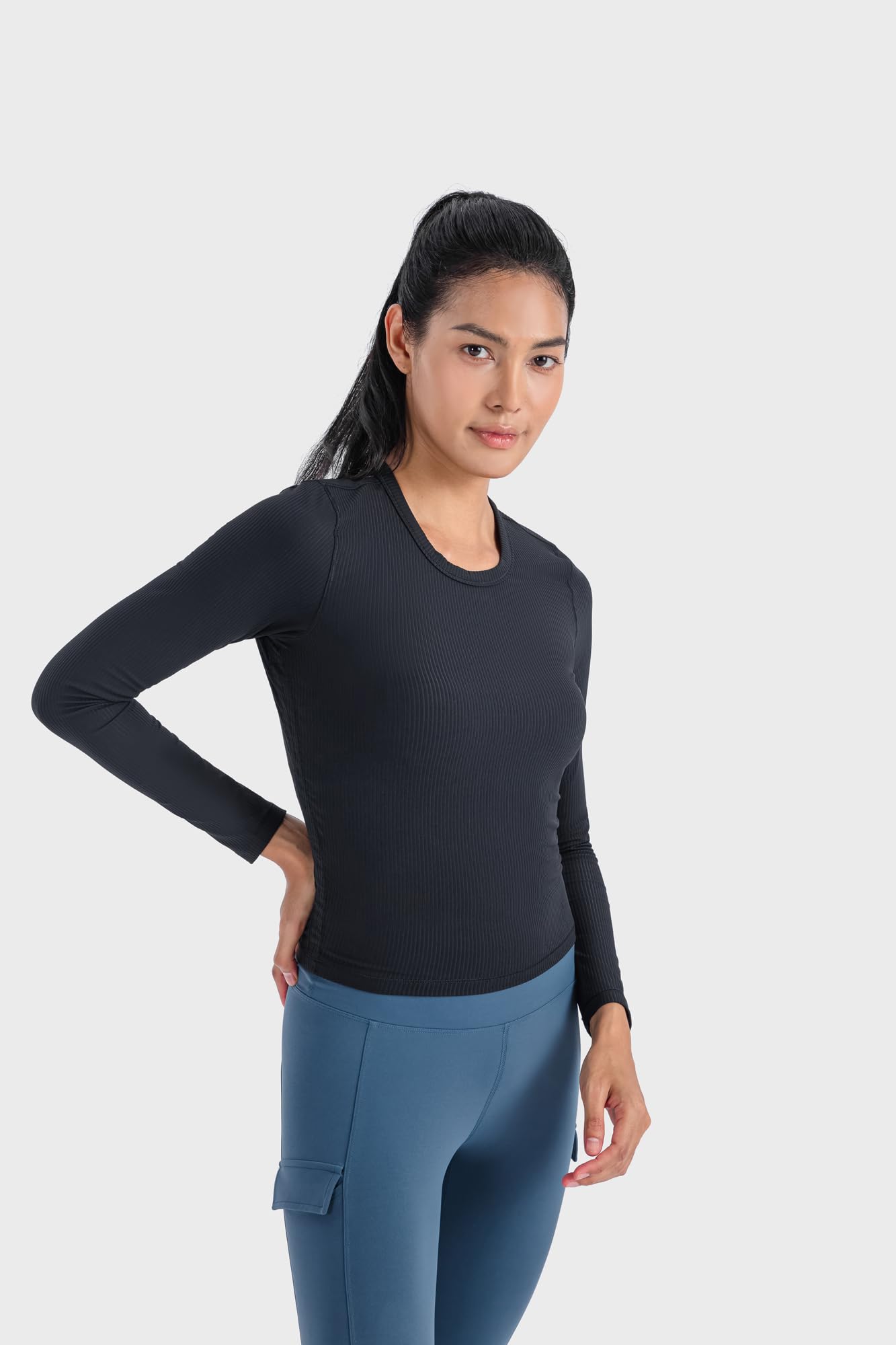 altiland Ribbed Long Sleeve Workout Tops for Women, Fitted Athletic Running T-Shirts, Cropped Yoga Exercise Shirts (Black, M)