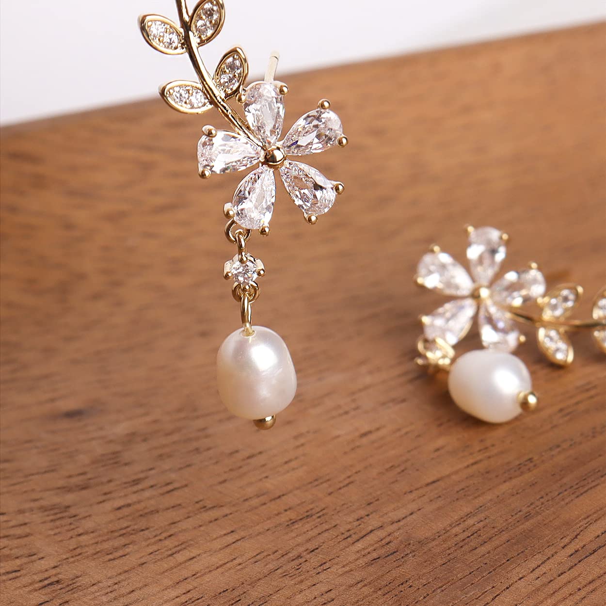 Sonateomber Gold Pearl Flower Leaf Ear Crawler Stud for Women Spring Jewelry Gifts