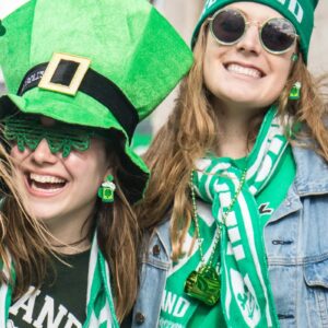 St Patricks Day Earrings for Women Irish Shamrock Dangle Earrings Fun Green Hat Beer Drop Earrings for Teen Girls Lightweight Irish Festival Earrings St Patricks Day Accessories(Acrylic)