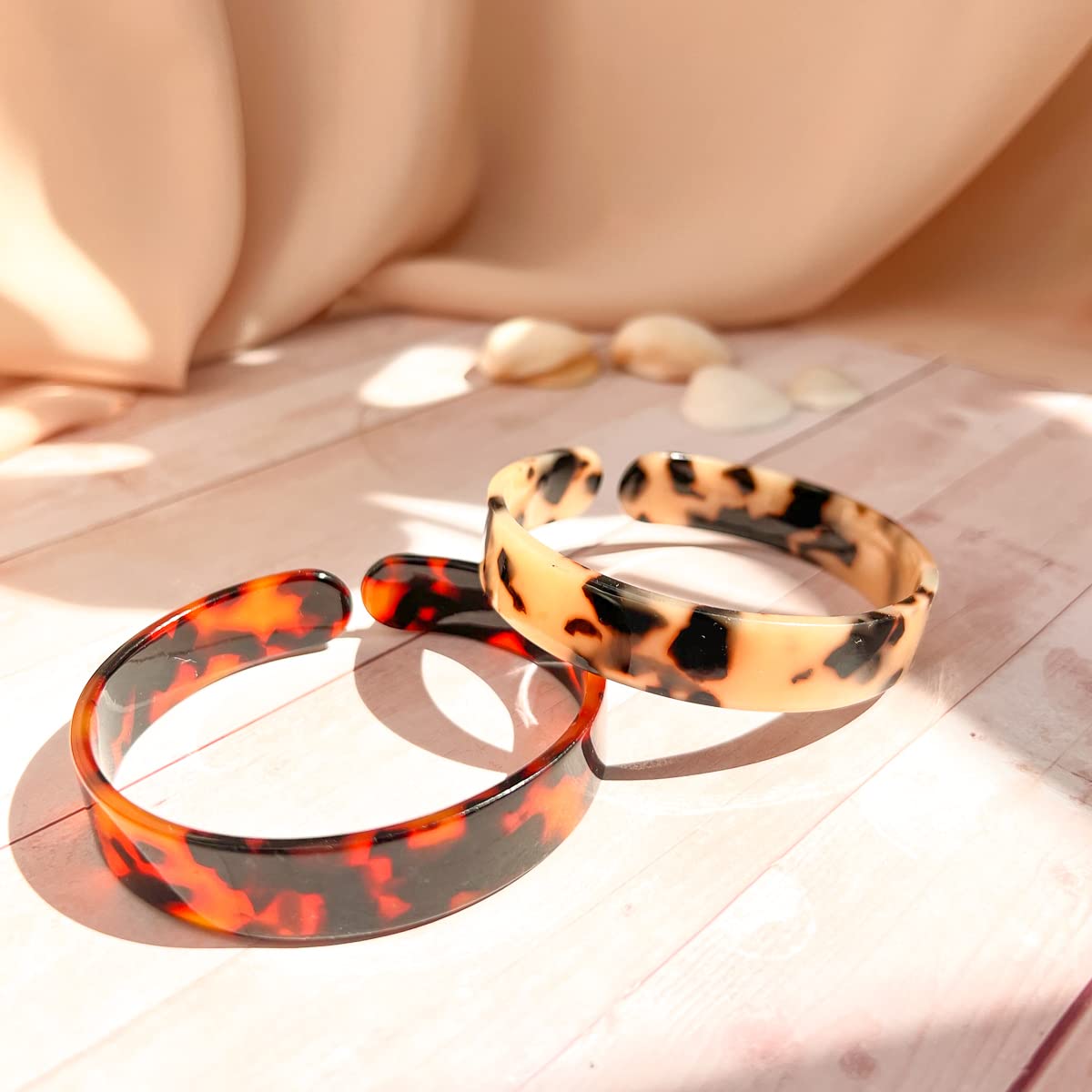 Viva Joya 4pcs Bangle Bracelets for Women, Resin Bracelet Set, Acrylic Plastic Adjustable Statement Tortoise Leopard Animal Print White Jewelry Gift Set, Regular and Plus Sizes (Tortoise Leopard, Extra Large)