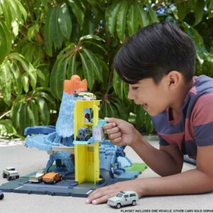 Matchbox Cars Playset, Action Drivers Volcano Escape with 1:64 Scale Vehicle, Kid- & Car-Activated Features, Lava Explosion