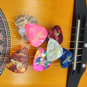 BigDeer 50 pack Celluloid Guitar Picks ，includes Thin,Medium, Heavy & Extra Heavy Picks Plectrums for Acoustic Guitar,Ukulele,Bass ，with 6 Guitar Selection Grips Silicone pad Wrapped in tin box