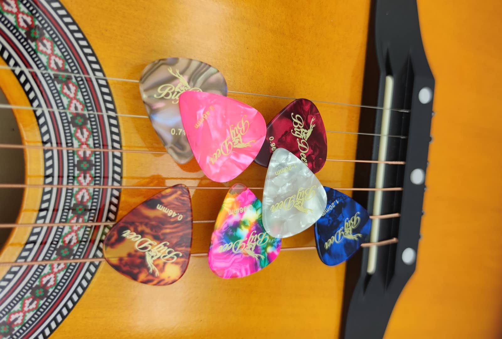 BigDeer 50 pack Celluloid Guitar Picks ，includes Thin,Medium, Heavy & Extra Heavy Picks Plectrums for Acoustic Guitar,Ukulele,Bass ，with 6 Guitar Selection Grips Silicone pad Wrapped in tin box