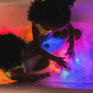 Glo Pals Sammy Water-Activated Bath Toy with 6 Reusable Light-Up Cubes for Sensory Play