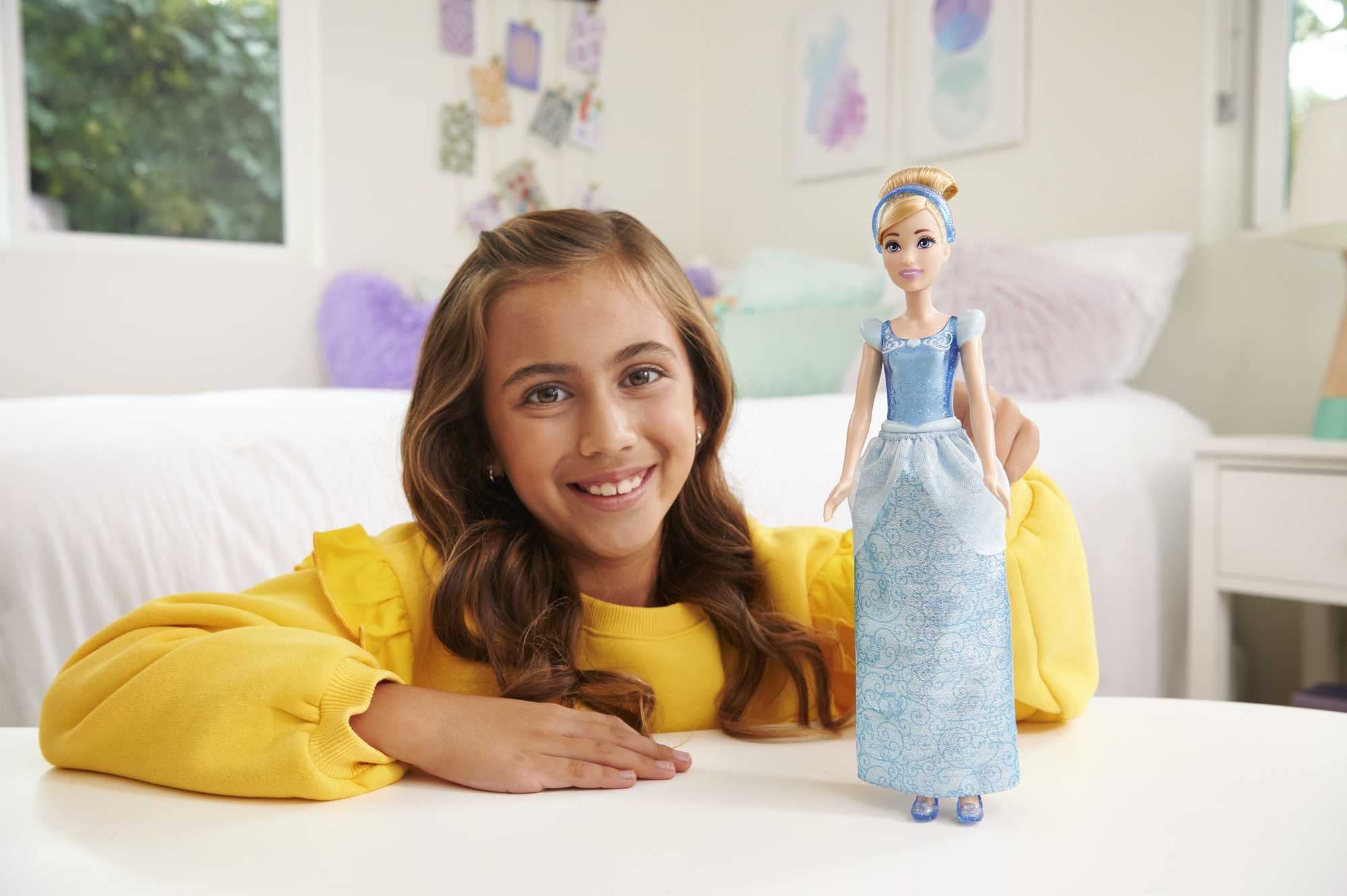 Mattel Disney Princess Toys, Cinderella Fashion Doll, Sparkling Look with Blonde Hair, Blue Eyes & Hair Accessory, Inspired by the Movie