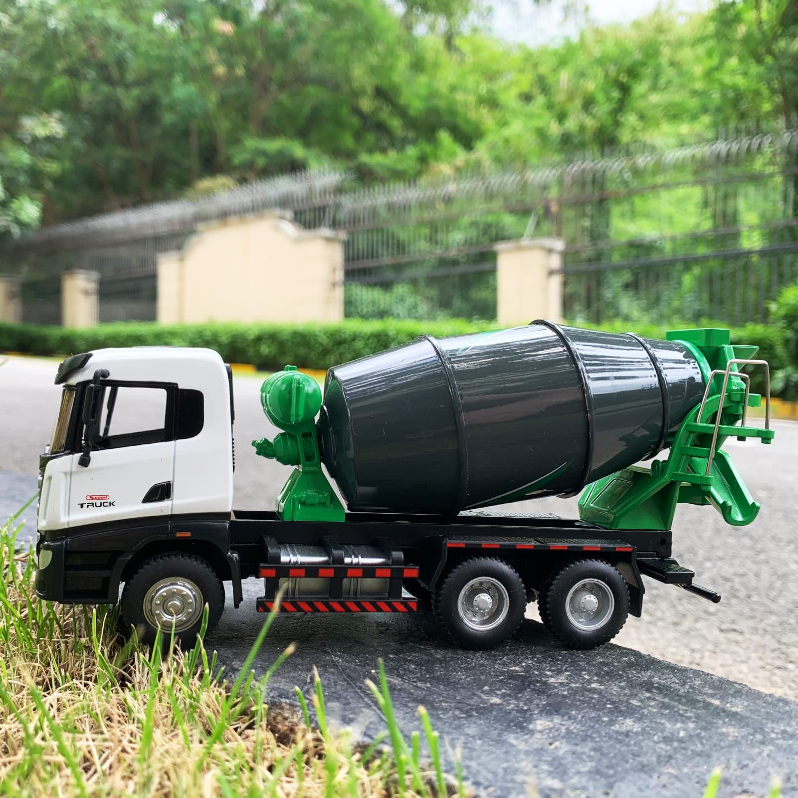 Gemini&Genius Construction Vehicle Cement Truck Toys for Kids, Heavy Duty Cement Mixer Truck for Pretend Play, 1/50 Scale Diecast Alloy Truck Vehicles Toy for Kids