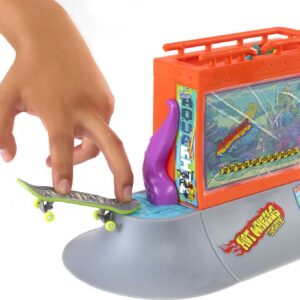 Hot Wheels Skate Aquarium Skatepark Playset Designed with Tony Hawk, Includes Tony Hawk Fingerboard & 1 Pair of Removable Skate Shoes