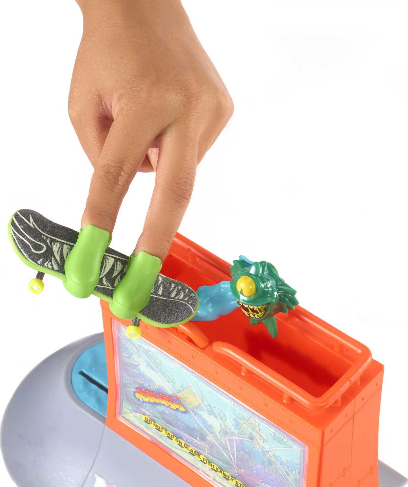 Hot Wheels Skate Aquarium Skatepark Playset Designed with Tony Hawk, Includes Tony Hawk Fingerboard & 1 Pair of Removable Skate Shoes