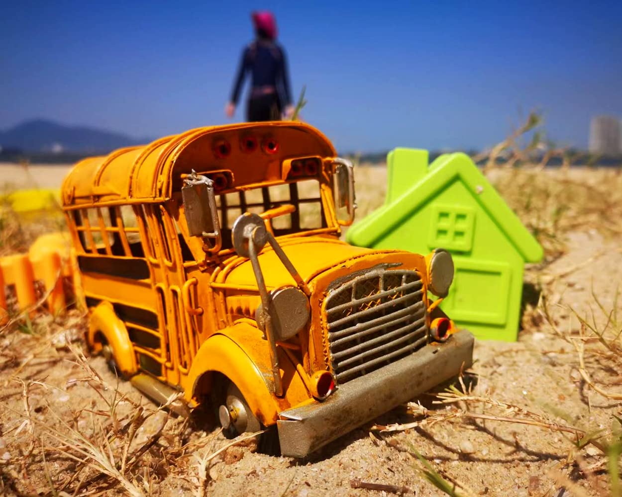 DS. DISTINCTIVE STYLE Handcrated Metal School Bus Retro Classic Vehicle Desk Decor