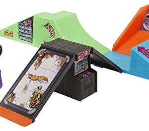 Hot Wheels Skate Arcade Skatepark Playset, Includes Exclusive Tony Hawk-Designed Fingerboard and 1 Pair of Removable Skate Shoes for Kids