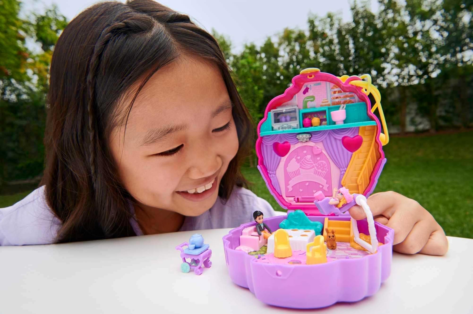 Polly Pocket Compact Playset, Something Sweet Cupcake with 2 Micro Dolls & Accessories, Travel Toys with Surprises