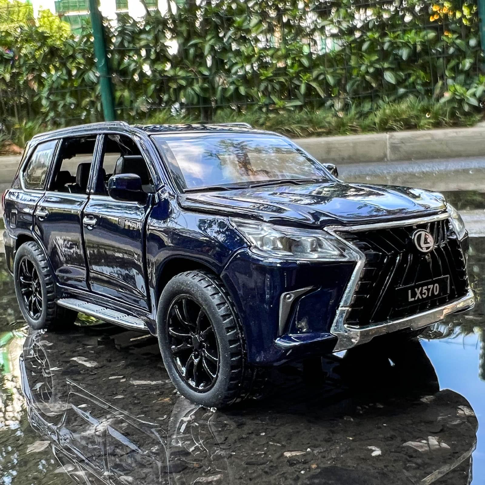 BDTCTK 1/32 Compatible for Lexus LX570 Off-Road in Luxury SUV Model Car, Zinc Alloy Pull Back Toy car with Sound and Light for Kids Boy Girl Gift(Blue)