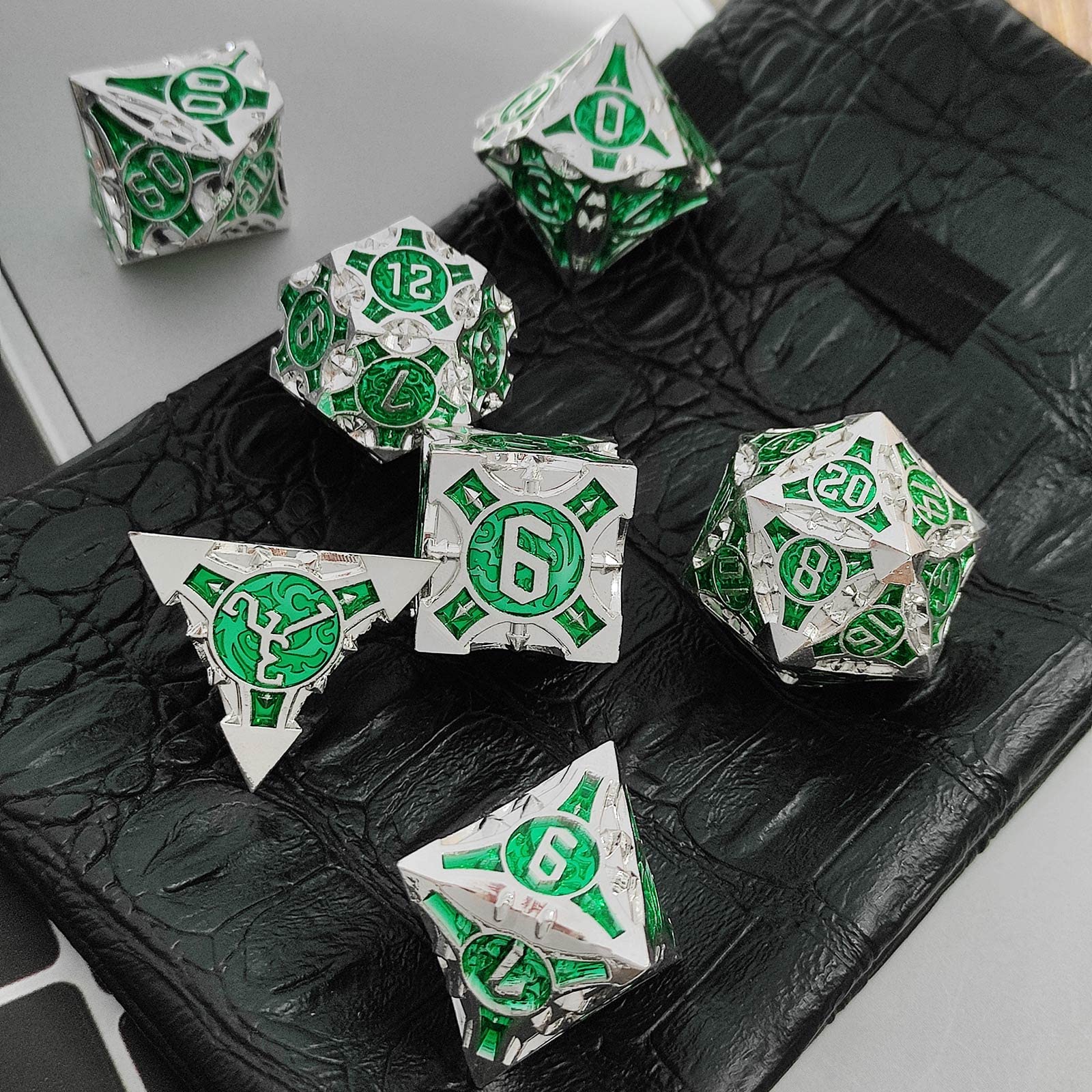 AJKDEUIH Metal DND Dice Set 7pcs D&D Dungeons and Dragons Gifts Polyhedral RPG Pathfinder MTG Card Table Game Accessories D20 D12 D10 D% D8 D6 D4 with Black Storage Bag -Silver Green