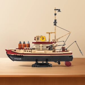 DAHONPA Fishing Boat Shark Ship (592 PCS), City Marine Theme Model Kit with 3 Figures, Educational Toy Gift for Kid and Adult.