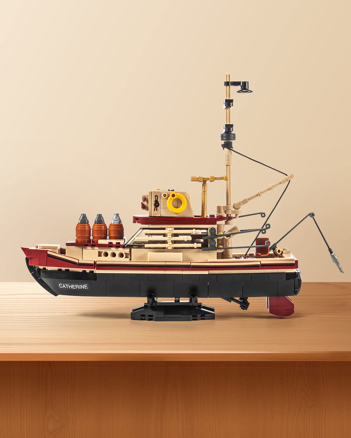 DAHONPA Fishing Boat Shark Ship (592 PCS), City Marine Theme Model Kit with 3 Figures, Educational Toy Gift for Kid and Adult.